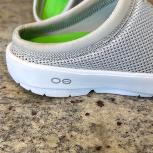 OOFOS SIZE 5 - Picture 7 of 11